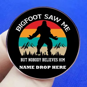 Ronde Bigfoot Saw Me-badge met retro zonsondergang op blauwe stoffen achtergrond