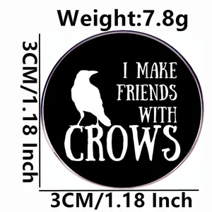 Pin's en émail corbeau de 3cm avec slogan I Make Friends With Crows sur fond noir
