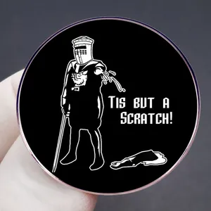 Pin esmaltado Caballero Negro Monty Python 'Tis But A Scratch' mostrado a mano