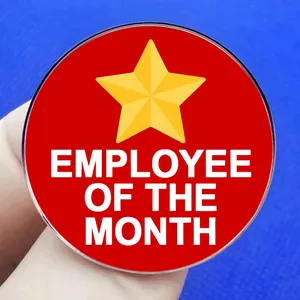 Insigne rond rouge d'Employé du Mois avec étoile jaune et lettrage blanc en métal
