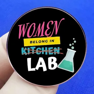 Pin's rond Women Belong in Lab en émail avec illustration de flacon sur fond noir