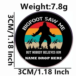 Bigfoot silhouette speldje met retro zonsondergang ontwerp en berglandschap achtergrond