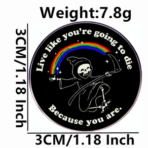 Pin's émaillé noir Faucheuse avec faux arc-en-ciel, diamètre 3cm et poids de 7,8g