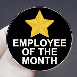 Badge Employé du mois avec étoile jaune sur épinglette ronde en métal noir