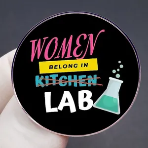 Badge féministe Women Belong In Lab avec motif de flacon de chimie coloré