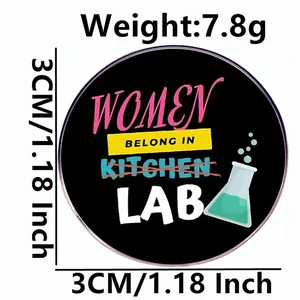 Broche féministe Women Belong in Lab, badge rond en métal de 3cm avec fiole de science