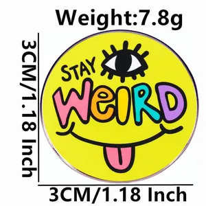Stay Weird runder gelber Emaille-Pin mit lustigem Smiley und Schriftzug 3cm Durchmesser
