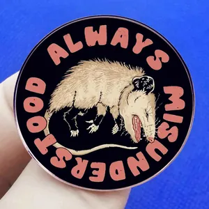 Αστεία καρφίτσα opossum με κείμενο Always Misunderstood σε ροζ και μαύρο μεταλλικό σχέδιο