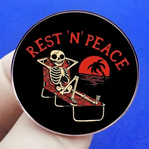 Αστεία καρφίτσα σκελετός με κείμενο REST 'N' PEACE και κόκκινα σχέδια κινουμένων σχεδίων
