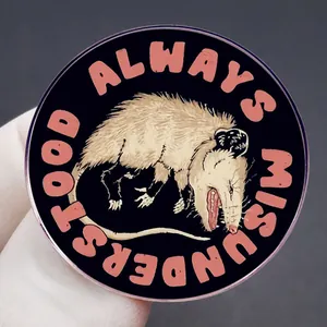 Αστεία καρφίτσα σμάλτου opossum Always Misunderstood σε μαύρο και ροζ για ρούχα