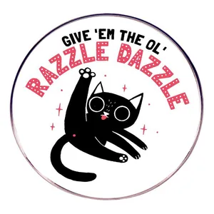 Badge en émail avec chat noir et inscription Give 'Em The Ol' Razzle Dazzle sur fond blanc