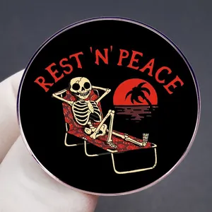 Αστεία καρφίτσα σκελετός με κείμενο Rest 'N' Peace και σκηνή παραλίας με ηλιοβασίλεμα