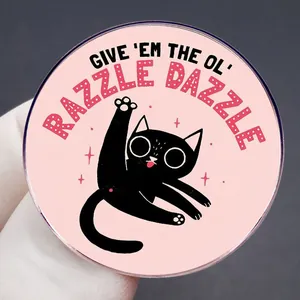 Détail de la broche ronde rose en acrylique avec chat noir rigolo et texte humoristique