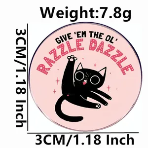 Badge épingle chat noir cartoon amusant avec texte Razzle Dazzle sur fond rose