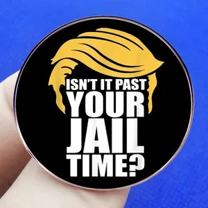 Donald Trump Haar Design Anstecknadel mit dem Spruch ISN'T IT PAST YOUR JAIL TIME?