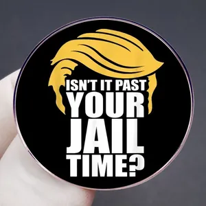 Donald Trump Abzeichen mit Spruch 'Isn't it past your jail time?' und Frisur-Grafik