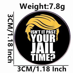 Donald Trump Anstecknadel aus Metall mit gelber Frisur und sarkastischem Text 3cm