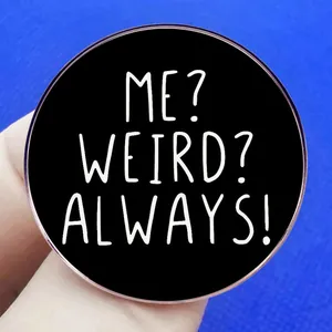 Spilla smaltata divertente 'ME? WEIRD? ALWAYS!' con bordo oro rosa per borse e giacche