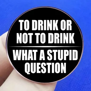 Rundes schwarzes Pin-Abzeichen mit lustigem Text To Drink Or Not To Drink für Bar-Fans