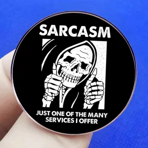 Broche ronde faucheuse avec squelette et message sarcastique humoristique