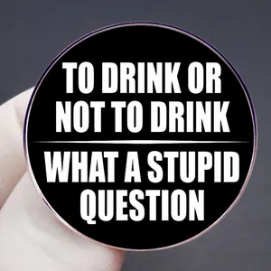 Lustige schwarze Emaille-Anstecknadel mit Spruch 'TO DRINK OR NOT TO DRINK' für Jacken