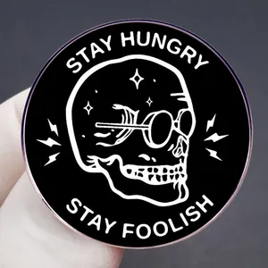 Καρφίτσα Stay Hungry Stay Foolish με νεκροκεφαλή και γυαλιά σε μαύρο μινιμαλιστικό σήμα