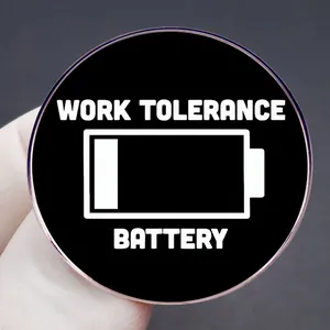 Spilla smaltata Work Tolerance Battery con icona batteria scarica in bianco e nero