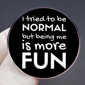 Badge rond en métal noir et blanc avec texte I tried to be normal but being me more fun