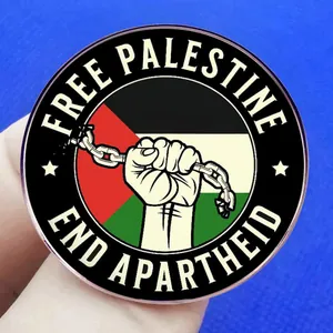 Insigne Free Palestine en métal avec poing brisant des chaînes sur fond bleu