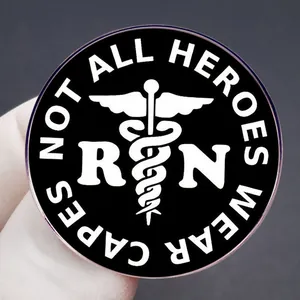 Schwarze RN-Brosche für Krankenschwestern mit Not All Heroes Wear Capes Text