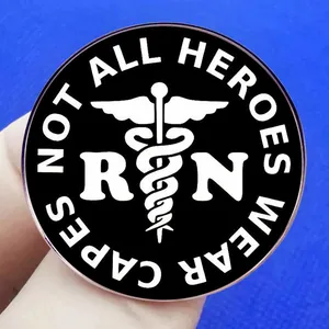 Schwarze RN Krankenschwester Brosche mit Not All Heroes Wear Capes Spruch und Logo
