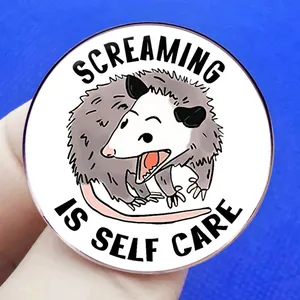 Badge opossum de dessin animé avec texte Screaming Is Self Care sur fond bleu