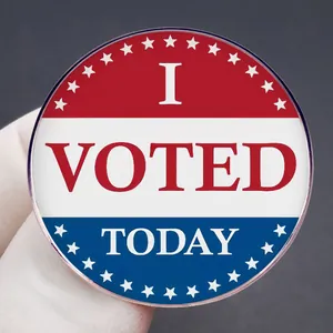 Badge patriotique I Voted Today avec design rouge blanc et bleu sur fond gris