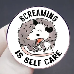 Badge rond de dessin animé d'opossum hurlant Is Self Care en métal pour accessoire