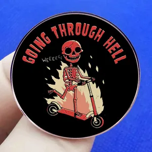 Cartoon Skelett auf Roller durch Höllenfeuer Emaille Pin Abzeichen auf blauem Hintergrund
