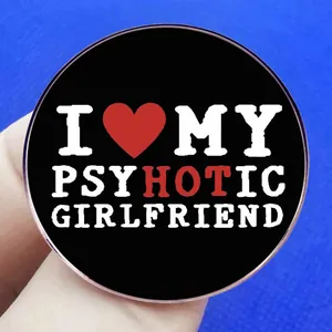 Badge rond noir avec design I Heart My Psychotic Girlfriend et texte en relief