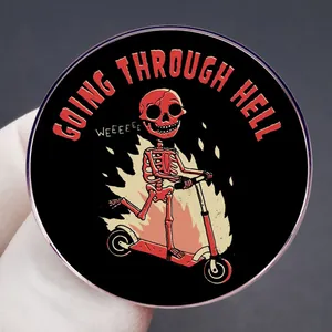 Going Through Hell Skelett Roller Emaille Anstecknadel Pin für Rucksack Zubehör