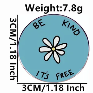 Badge rond en métal bleu ciel avec marguerite et slogan BE KIND IT'S FREE, 3cm
