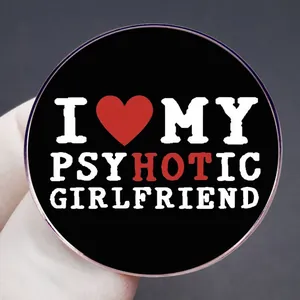 Broche I Love My Psychotic Girlfriend en émail noir avec un motif de cœur rouge