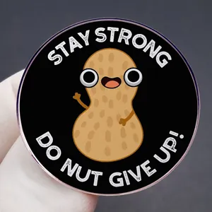 Pin's émaillé cacahuète avec texte Stay Strong sur badge rond en métal noir