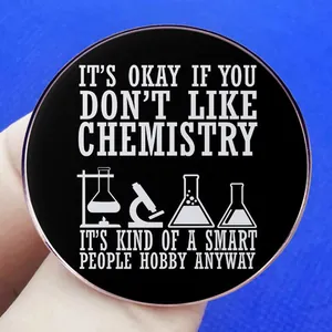 Broche de chimie avec badge noir rond et design humoristique pour passionnés