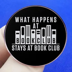 Broche Book Club noire en émail avec bordure or rose et citation pour amateurs de livres