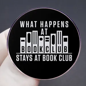 Broche émaillée pour club de lecture avec texte blanc sur fond noir et bordure dorée