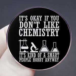 Broche ronde en alliage sur la chimie avec icônes de labo et citation en anglais