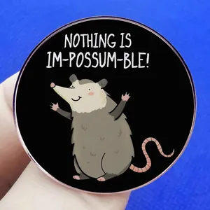 Badge possum mignon avec texte Nothing is Im-possum-ble sur fond bleu texturé