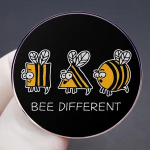 Pin's en émail abeille avec texte Bee Different et motifs d'abeilles géométriques