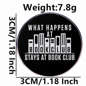 Broche ronde en émail noir Book Club avec diamètre de 3cm et poids de 7,8g sur fond blanc