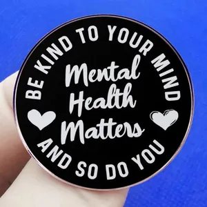 Broche en émail Mental Health Matters avec un cœur blanc sur un fond noir