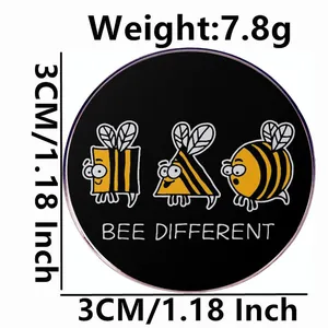 Pin's en émail abeille avec texte Bee Different et dimensions sur fond blanc