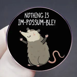 Pin's humoristique en émail Opossum avec citation Nothing is Im-possum-ble en métal